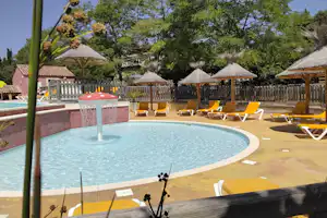 Camping Domaine Le Vernis - Pool im Freien mit Liegestühlen und Sonnenschirmen