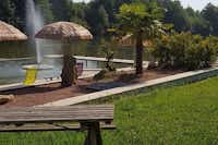 Camping Domaine les Lacs d'Armagnac Au Gardera - Freibad mit Liegestühlen und Sonnenschirmen