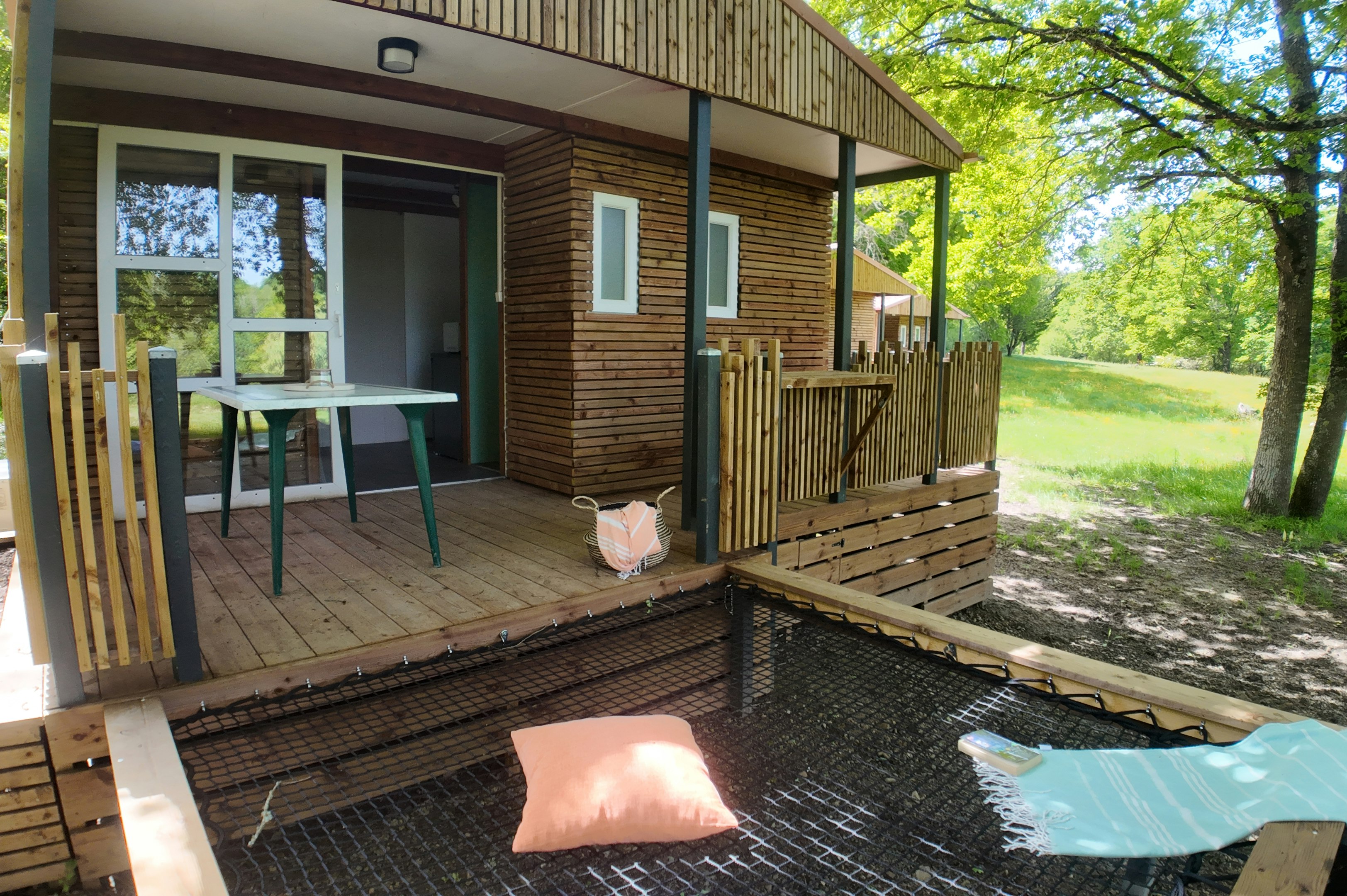 Camping Les Lacs d'Armagnac  - Mobilheim mit Terrasse auf dem Campingplatz