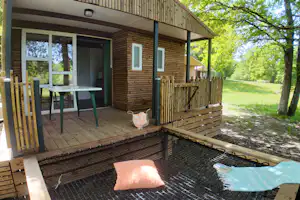 Camping Les Lacs d'Armagnac - Mobilheim mit Terrasse auf dem Campingplatz