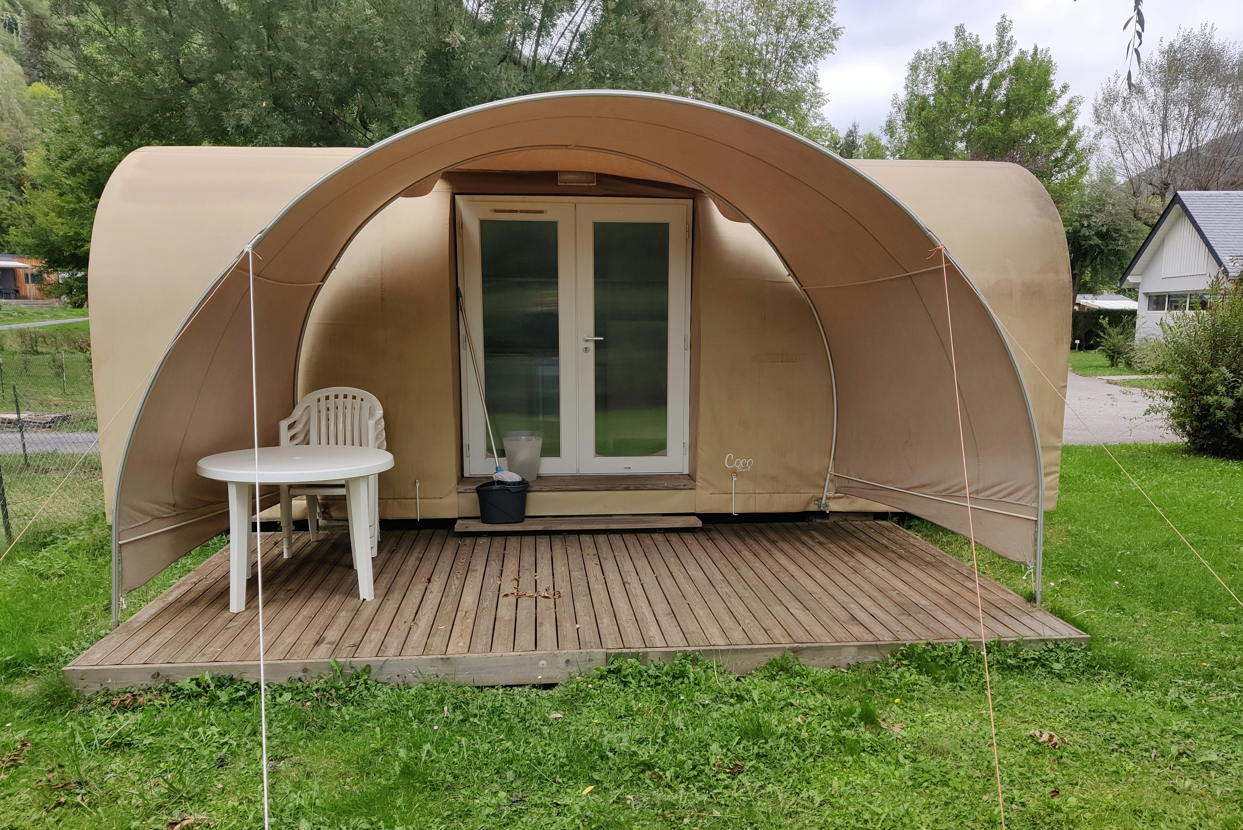 Camping Les Lacs d'Armagnac - Blick auf ein Glamping-Zelt auf dem Campingplatz