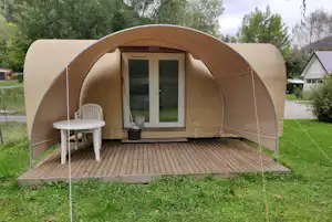 Camping Les Lacs d'Armagnac - Blick auf ein Glamping-Zelt auf dem Campingplatz