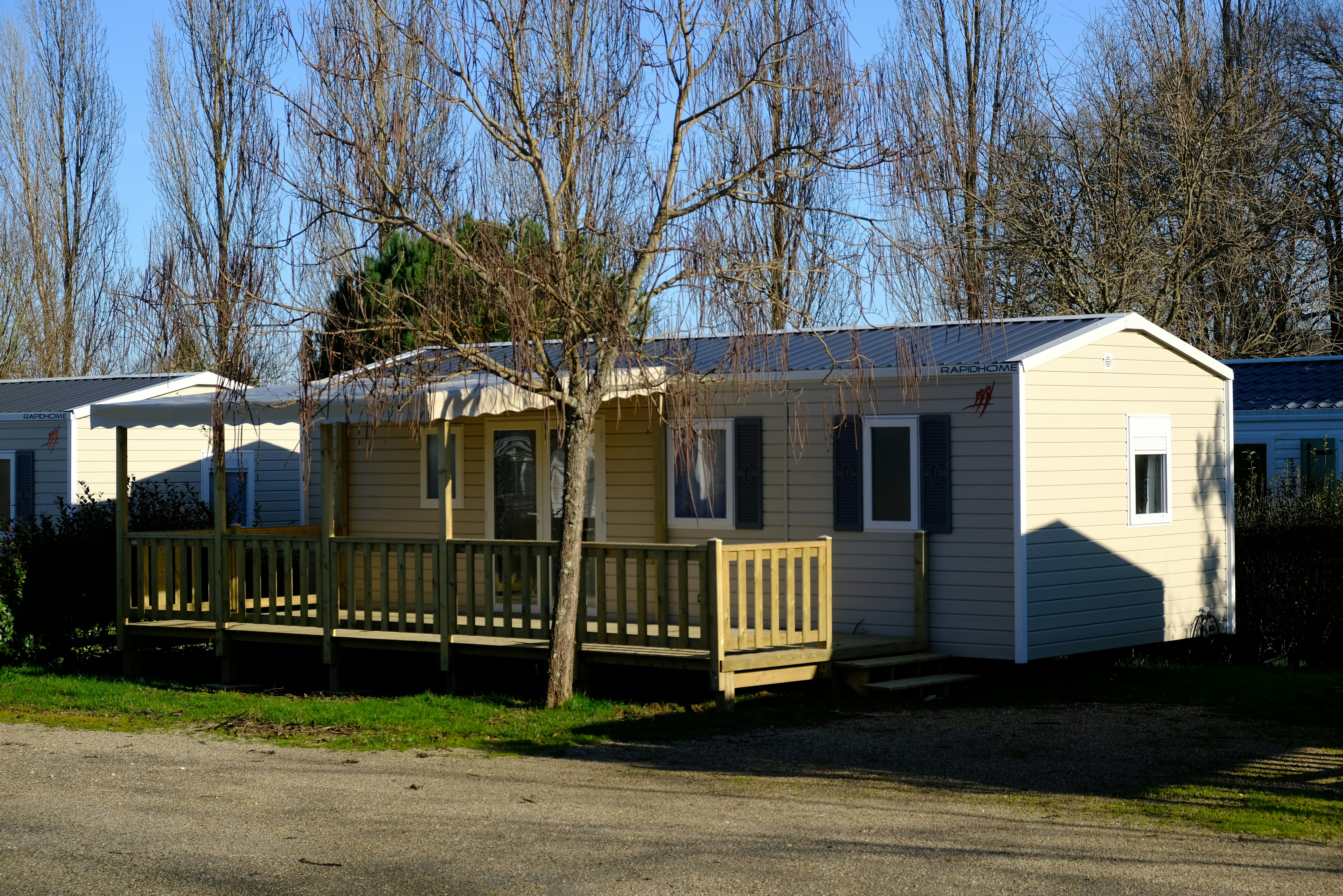 Camping Les Lacs d'Armagnac - Mobilheim mit überdachter Terrasse