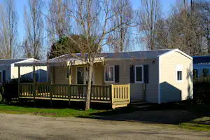 Camping Les Lacs d'Armagnac - Mobilheim mit überdachter Terrasse