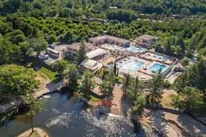 Camping Domaine Les Ranchisses - Campingplatz am Fluss im Monts d'Ardèche Natural Regional Park aus der Vogelperspektive