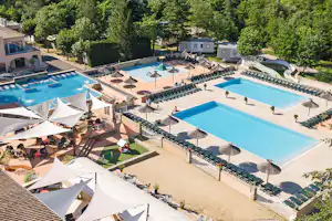 Camping Domaine Les Ranchisses - Luftaufnahme vom Pool auf dem Campingplatz