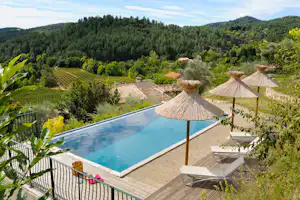 Yelloh! Domaine Les Ranchisses Camping Domaine Les Ranchisses - Freibad mit malerischer Aussicht in die Natur