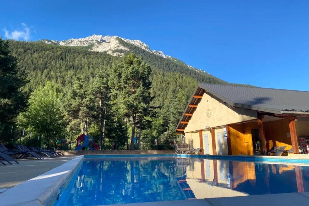 Camping Domaine Loisirs de l'Ubaye  Camping Domaine Loisirs de l' Ubaye - Freibad auf dem Campingplatz