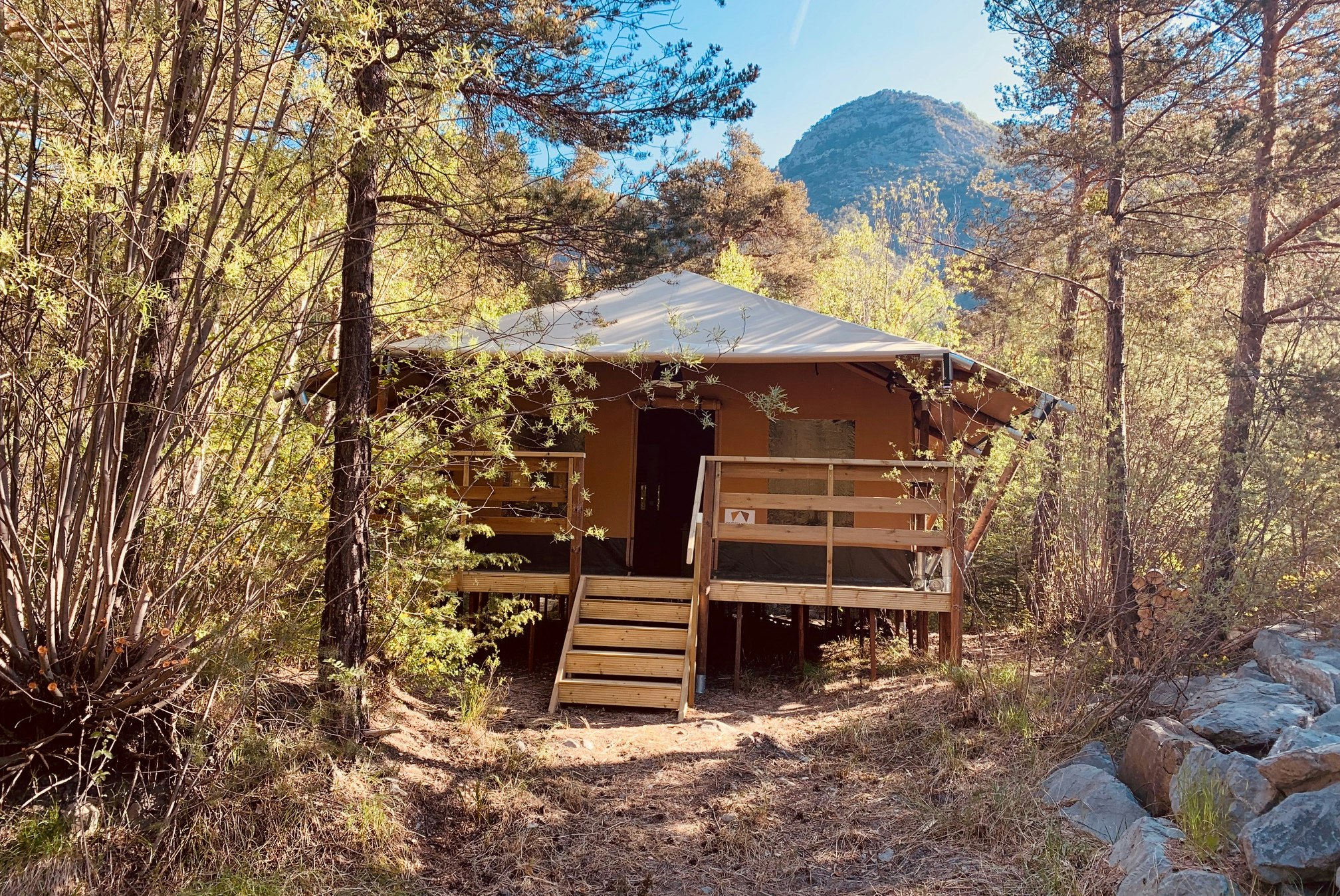 Camping Domaine Loisirs de l'Ubaye  Camping Domaine Loisirs de l' Ubaye - Glamping-Zelt auf dem Campingplatz