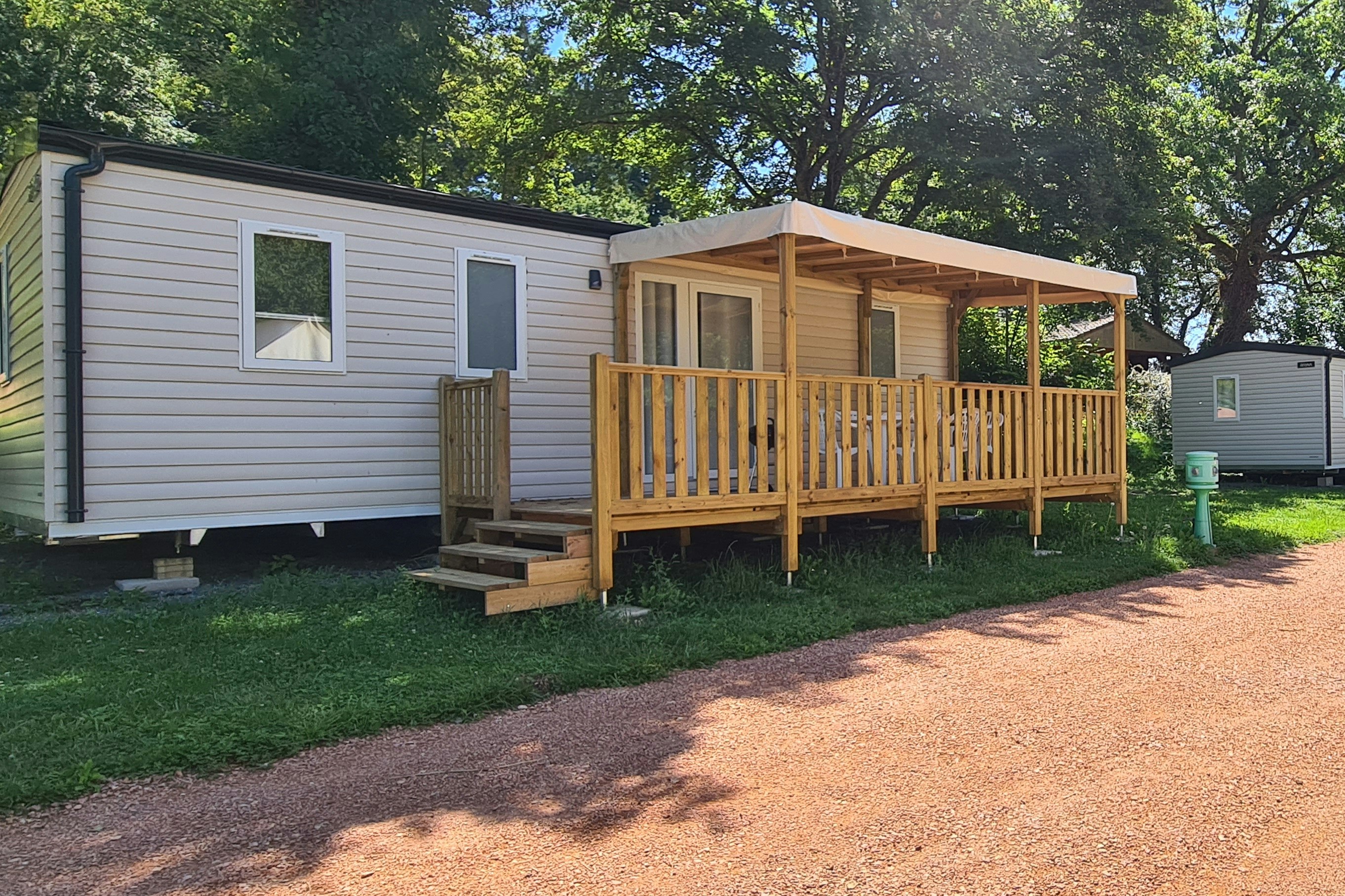 Camping Domaine Papillon - Außenansicht Mietunterkunft Mobilheim