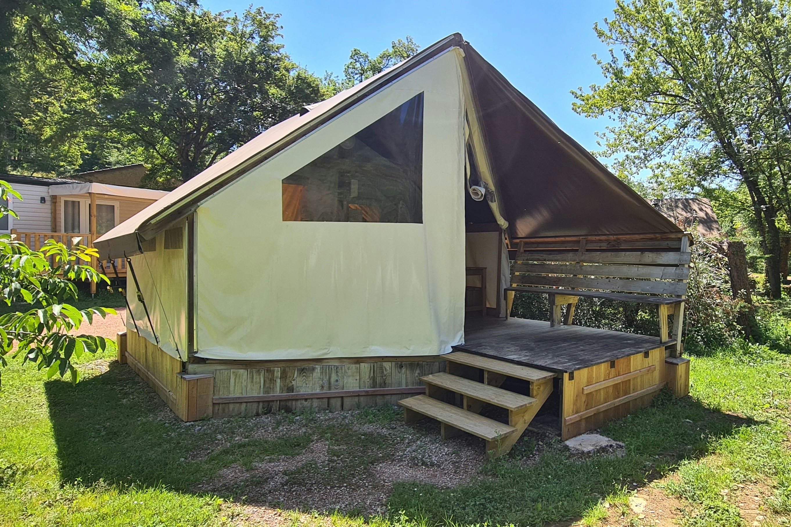 Camping Domaine Papillon - Außenansicht Mietunterkunft Zelt Lodge