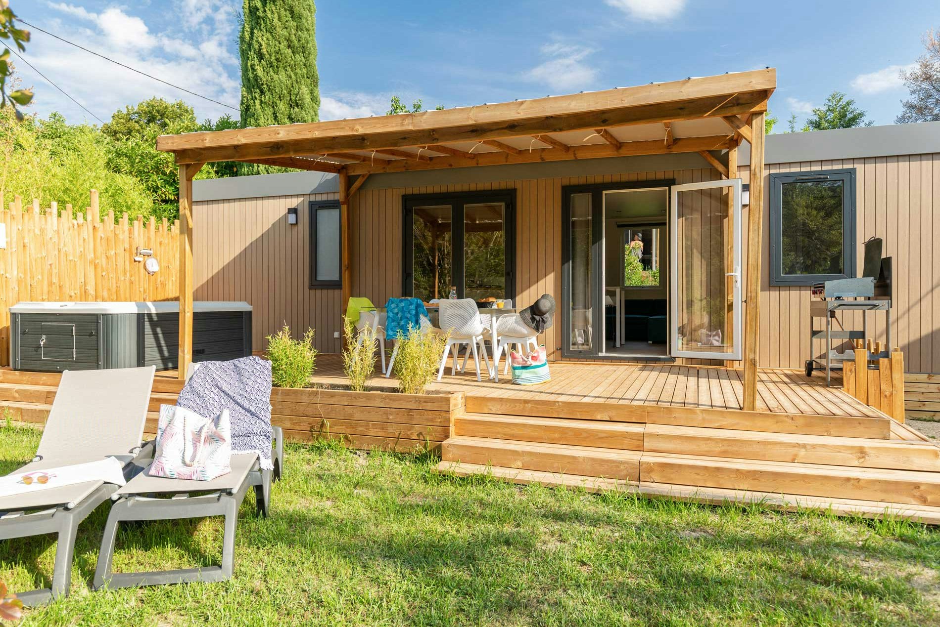 Yelloh! Village Domaine Provençal  - Mobilheim mit Terrasse auf dem Campingplatz