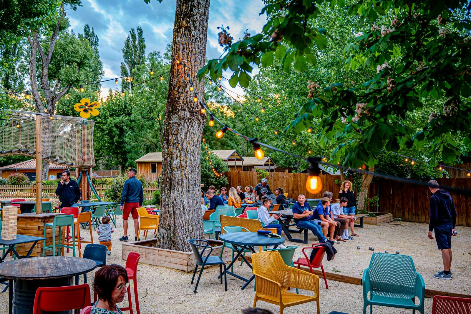 Yelloh! Village Domaine Provençal - Terrasse des Restaurants auf dem Campingplatz