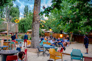 Yelloh! Village Domaine Provençal - Terrasse des Restaurants auf dem Campingplatz