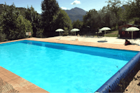 Camping Domaine Sainte Madeleine - Poolbereich mit Liegestühlen und Sonnenschirmen