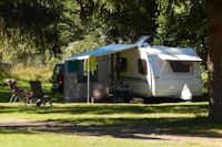 Camping Donnersberg - Wohnwagen- und Zeltstellplatz unter Bäumen auf dem Campingplatz