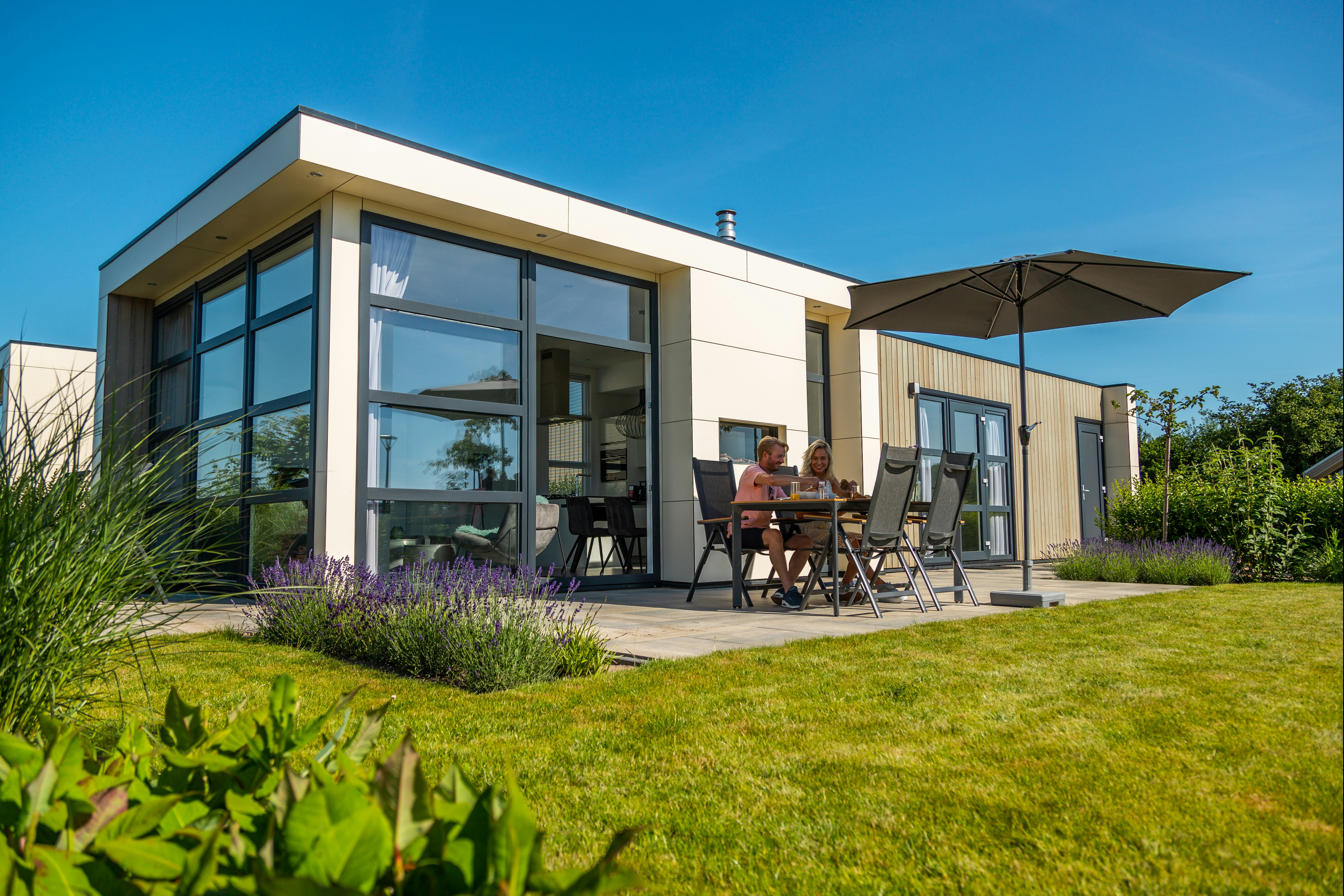 EuroParcs Marina Strandbad  Camping Dorado Beach - Gäste auf der Terrasse ihres Mobilheims