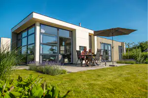 EuroParcs Marina Strandbad Camping Dorado Beach - Gäste auf der Terrasse ihres Mobilheims