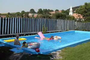 Camping Două Lumi - Pool vom Campingplatz mit Blick auf Kirche