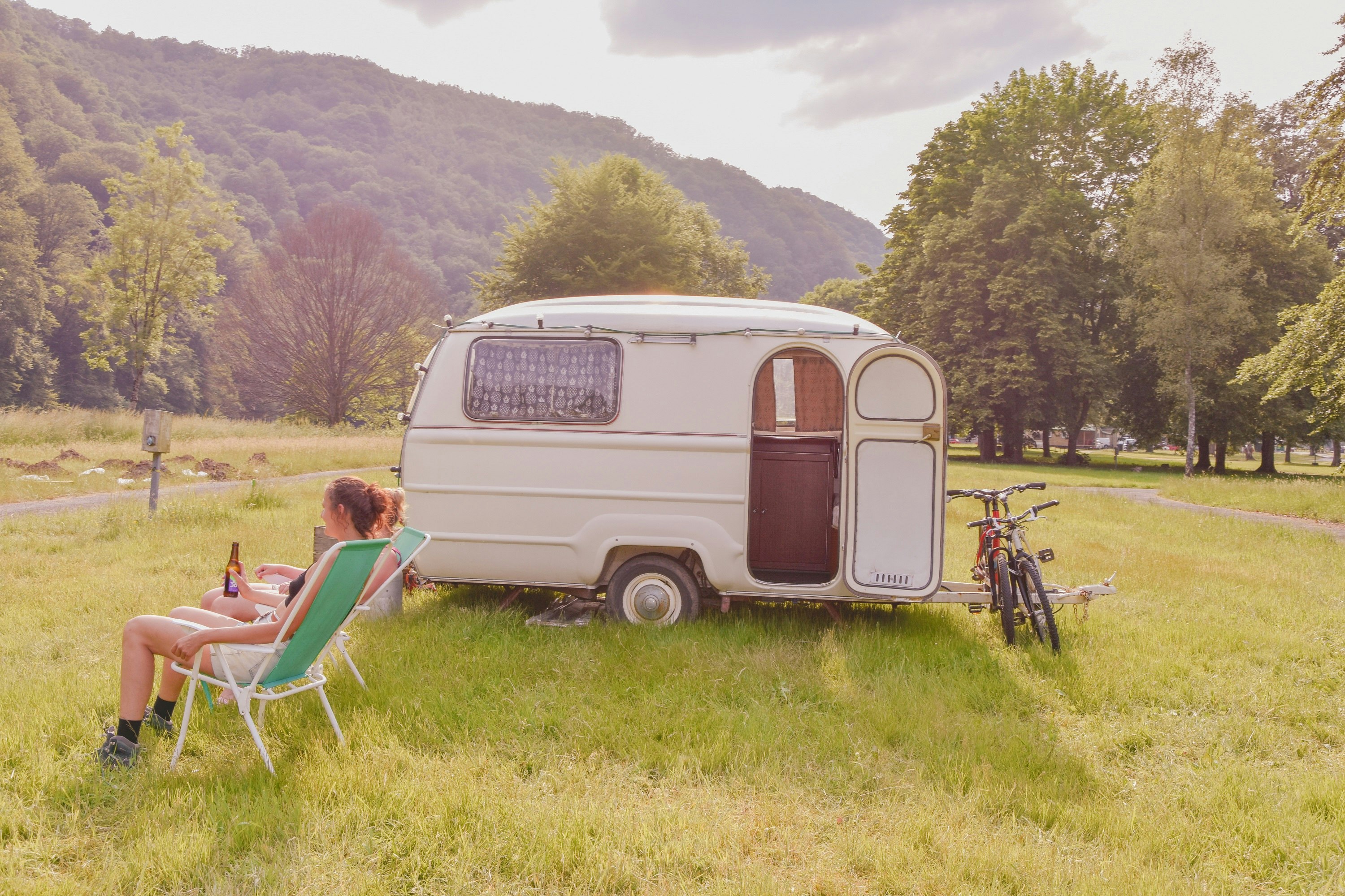 Domaine d'Haulmé  Camping Haulmé - Camperinnen sitzen vor ihrem Wohnwagen und entspannen