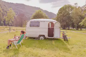 Domaine d'Haulmé Camping Haulmé - Camperinnen sitzen vor ihrem Wohnwagen und entspannen