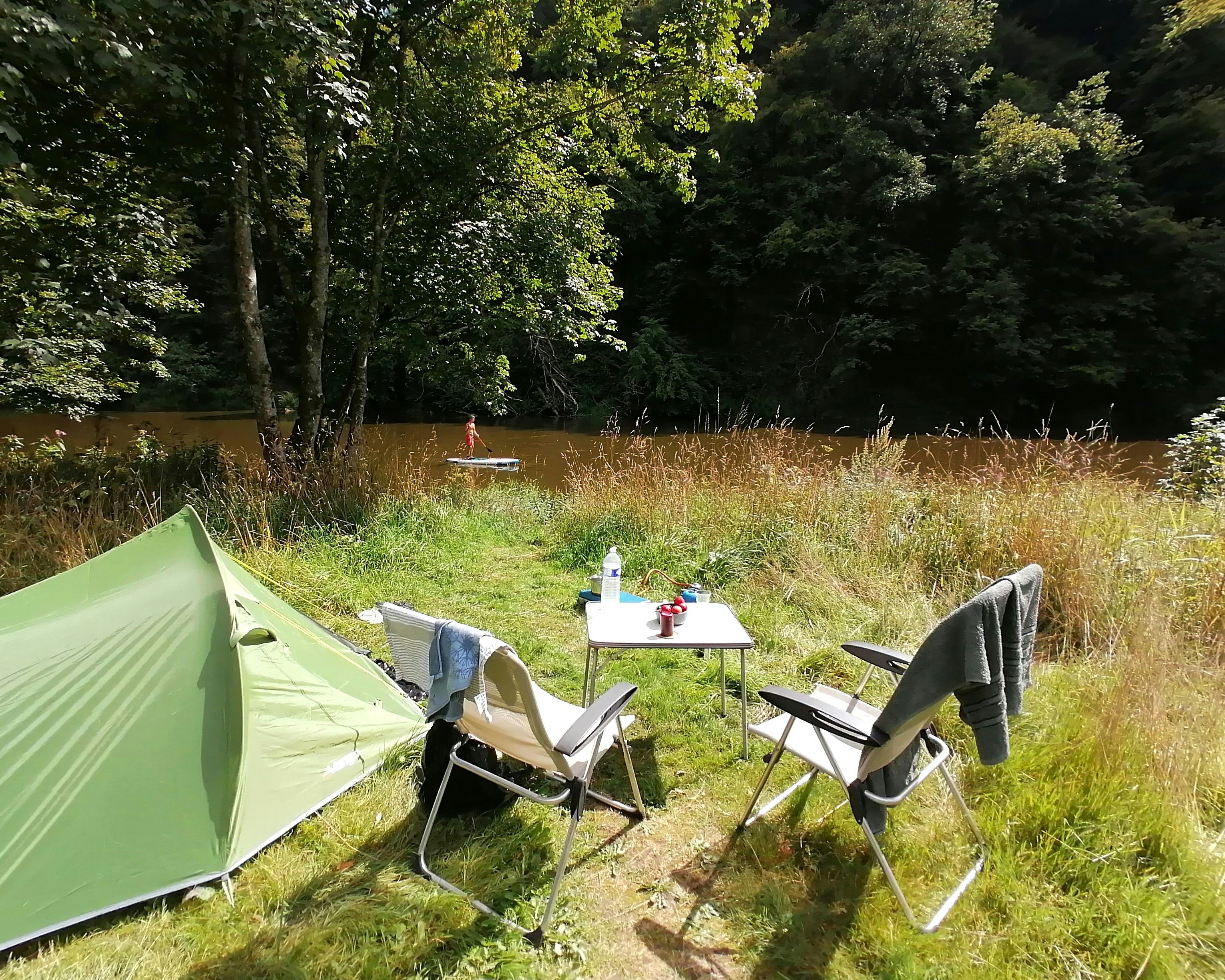 Domaine d'Haulmé  Camping Haulmé - Zelt und Campingstühle am Ufer des Flusses
