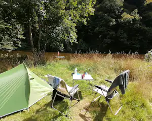 Domaine d'Haulmé Camping Haulmé - Zelt und Campingstühle am Ufer des Flusses