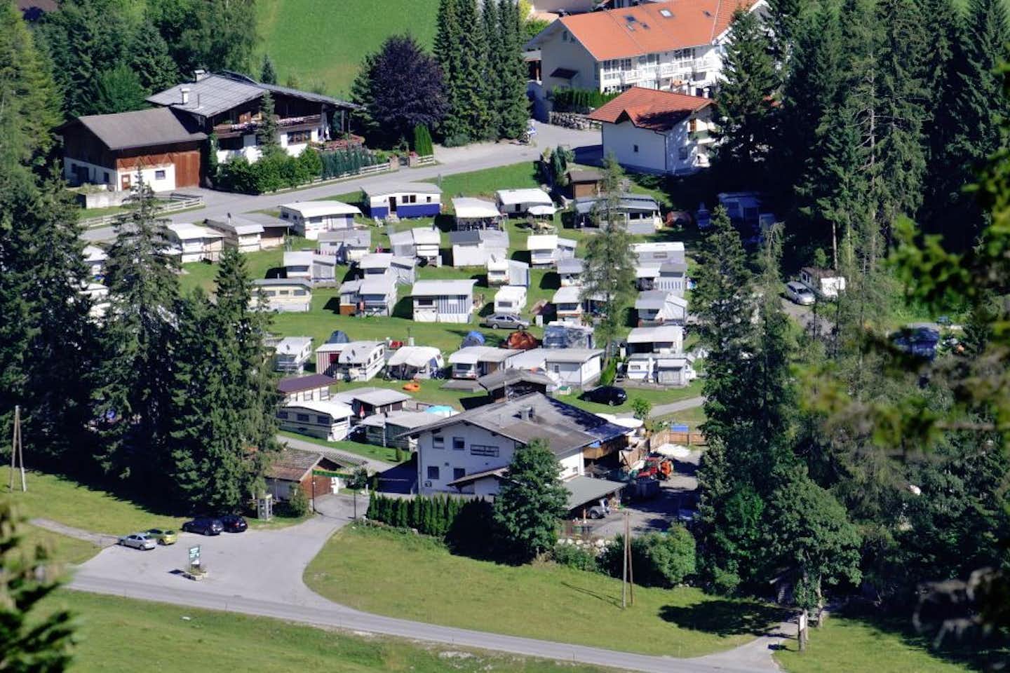 Camping Dr. Lauth  -  Luftaufnahme vom Campingplatz in der Nähe von der Zugspitze in den Alpen