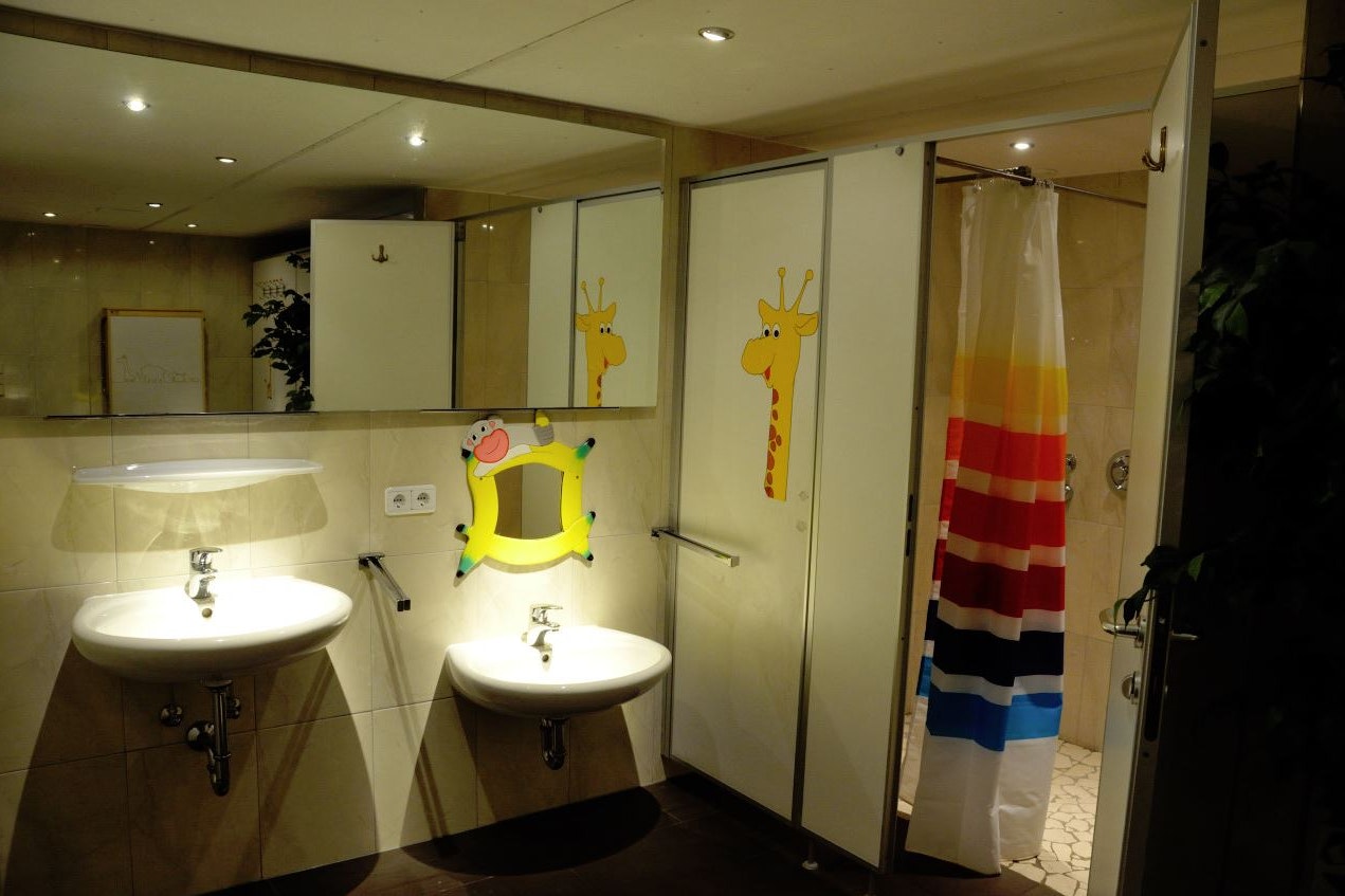 Camping Dr. Lauth  -  Sanitärbereich vom Campingplatz für Kinder