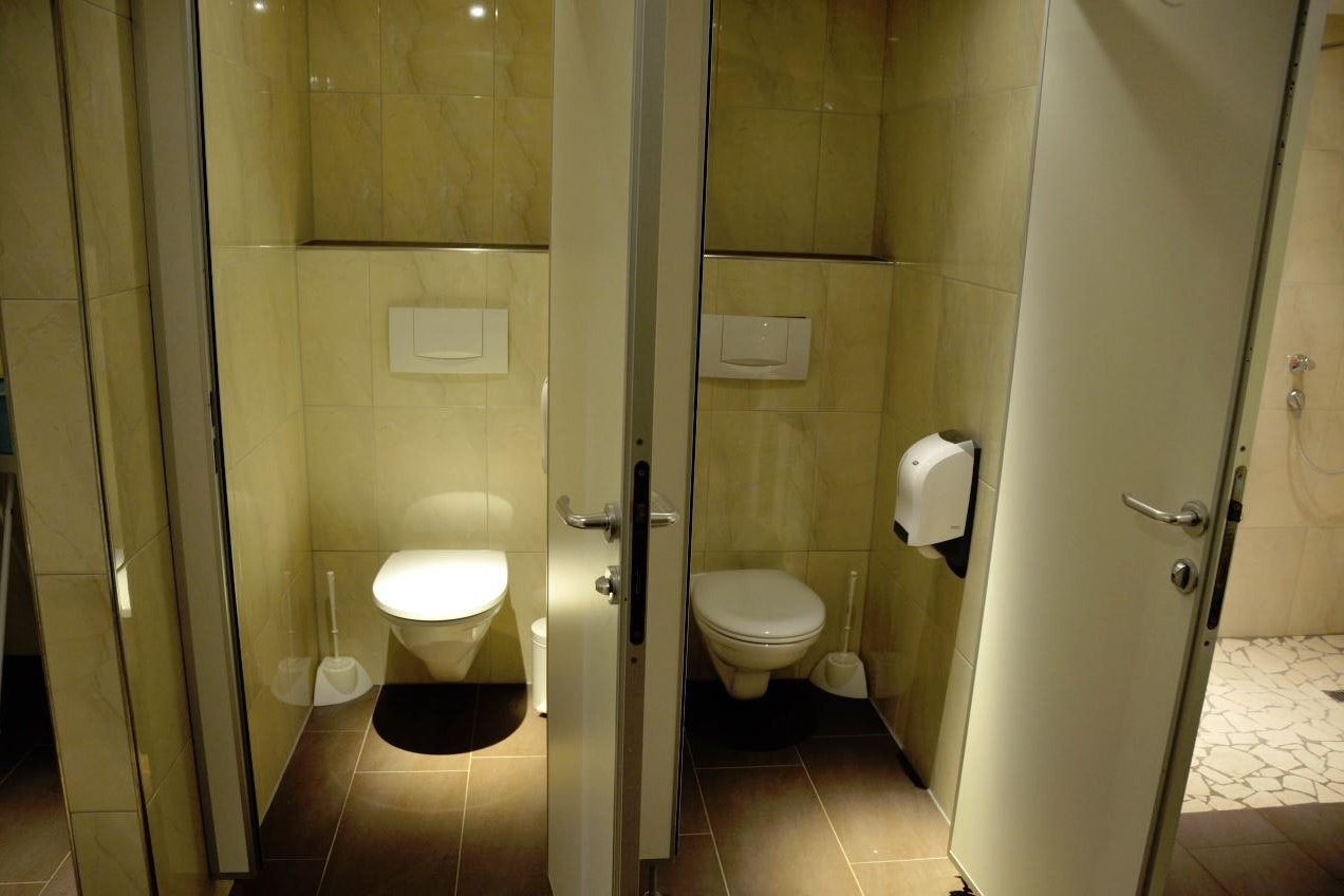 Camping Dr. Lauth  -  Sanitärbereich vom Campingplatz mit Toiletten und Dusche