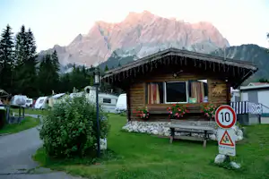 Camping Dr. Lauth - Mobilheim und Wohnwagen- und Zeltstellplatz vom Campingplatz mit Blick auf die Zugspitze