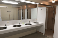 Camping Drei Gleichen - Waschbecken, Spiegel, Toiletten und Duschabteile um Sanitärgebäude