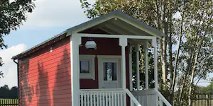 Camping Drei Gleichen - Chalet im Schatten unter einem Baum auf dem Campingplatzgelände