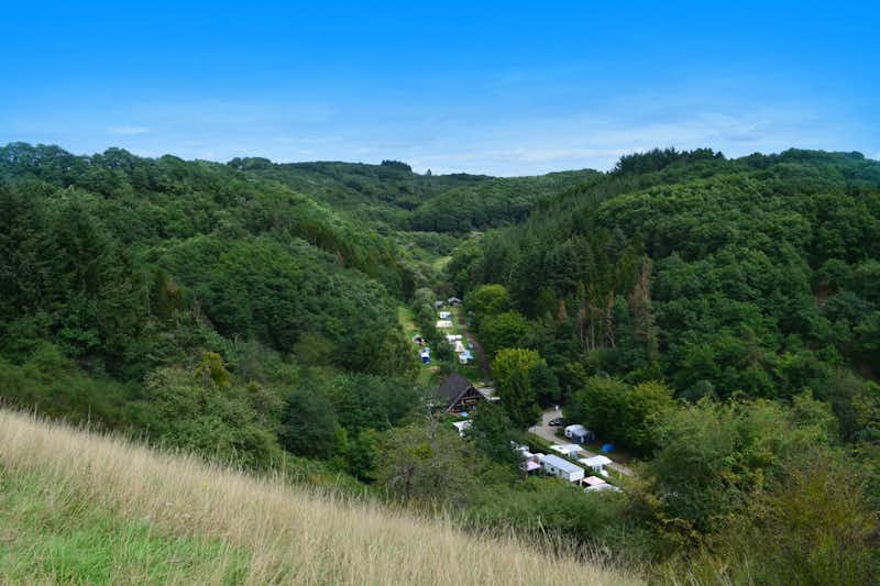 Camping Drei Spatzen - Blick auf den Campingplatz im Grünen von einem Hügel
