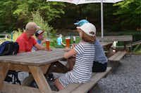 Camping Drei Spatzen - Familie auf der Terrasse des Imbisses auf dem Campingplatz