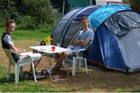 Camping Drei Spatzen - Zelt auf dem Campingplatz mit Campern die davor sitzen