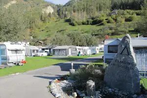 Camping Dreiländereck - Stellplätze an den Seiten einer Strasse auf dem Campingplatz