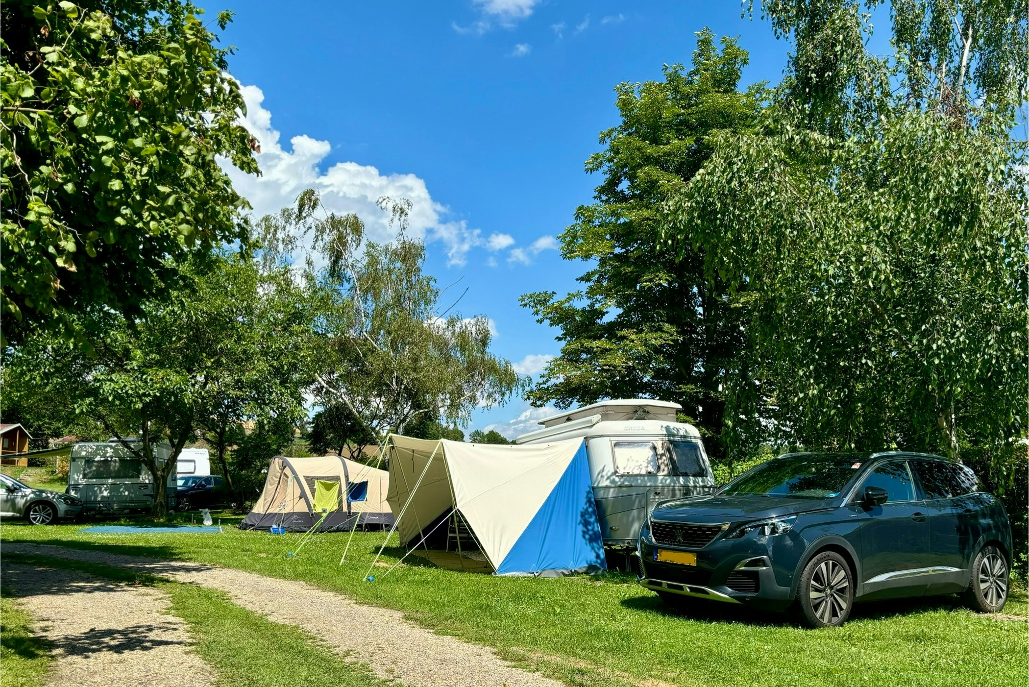 Camping Drusus  - Mobilheim mit Terrasse auf dem Campingplatz - Standplatzwiese auf dem Campingplatz