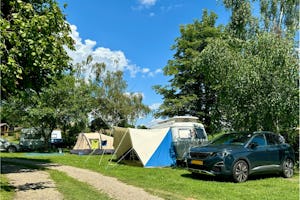 Camping Drusus - Mobilheim mit Terrasse auf dem Campingplatz - Standplatzwiese auf dem Campingplatz