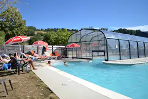 Camping Détente et Clapotis - Indoor und Outdoor Pool mit Liegestühlen und Sonnenschirmen