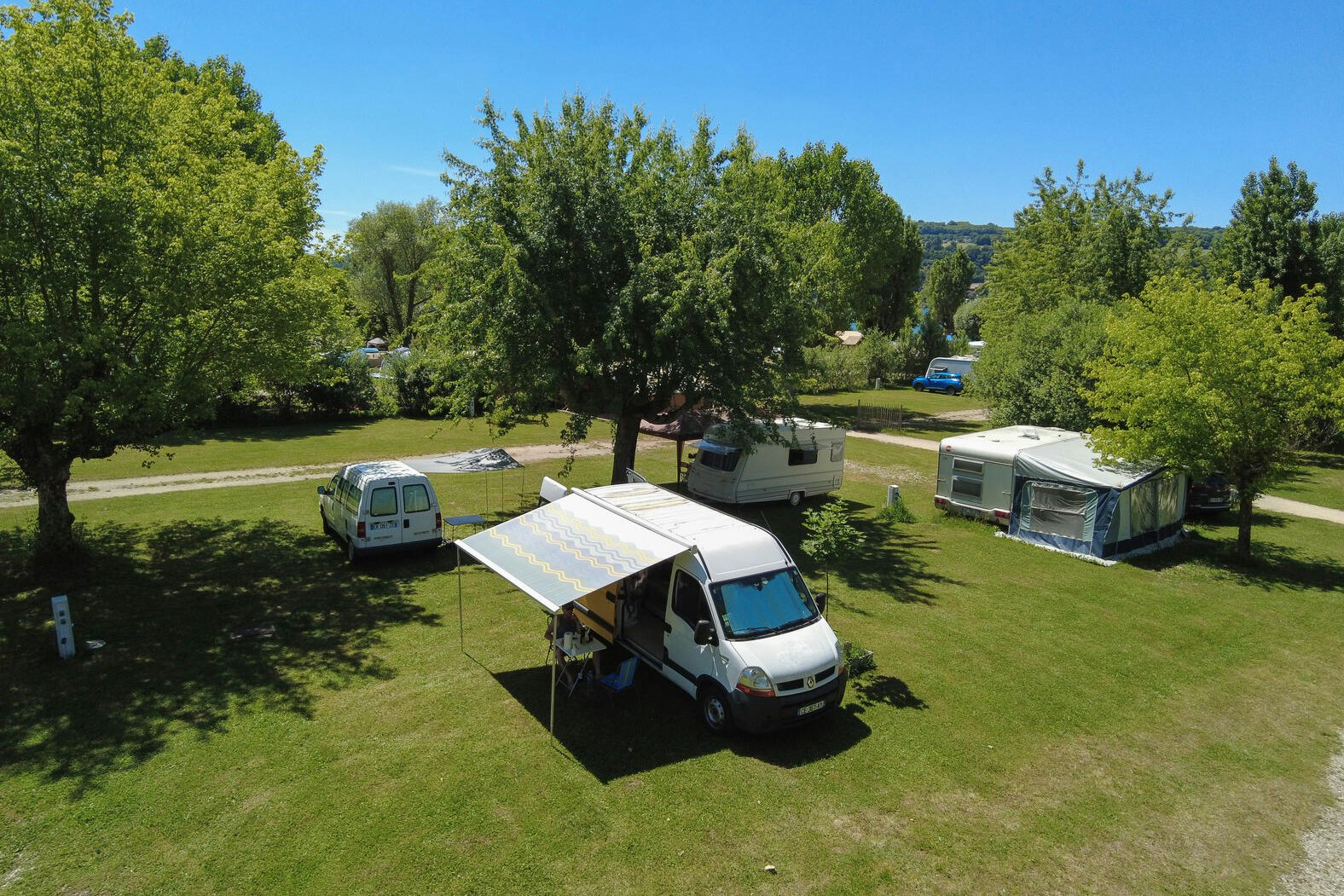 Camping Détente et Clapotis - Standplatzwiese mit Bäumen auf dem Campingplatz