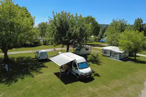 Camping Détente et Clapotis - Standplatzwiese mit Bäumen auf dem Campingplatz