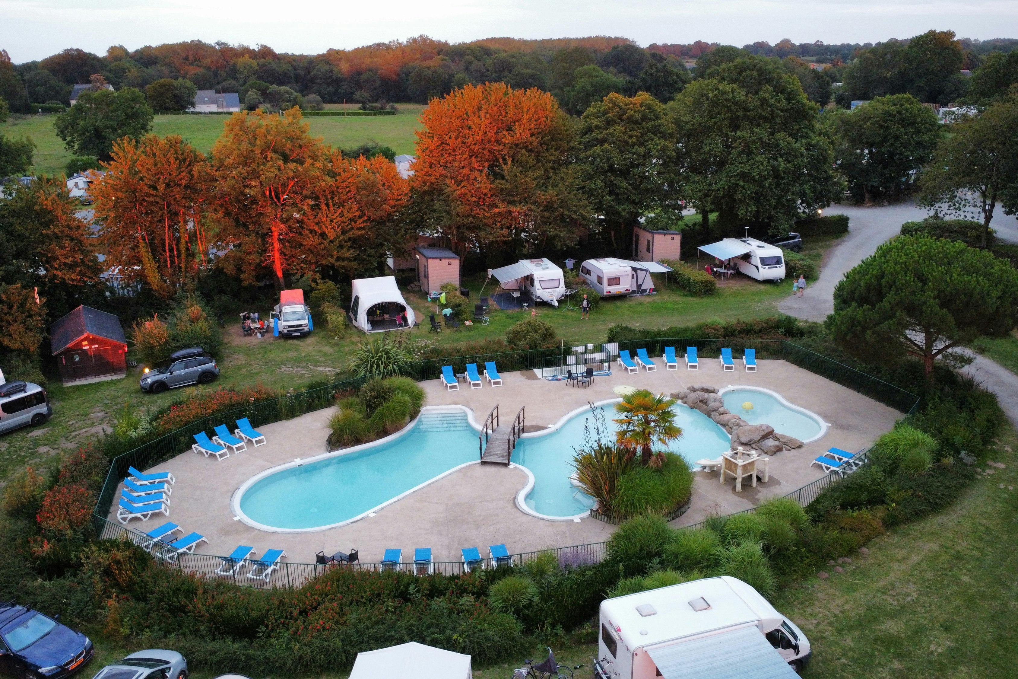 Camping Le Balcon de la Baie - Luftaufnahme des Campingplatzes mit Freibad