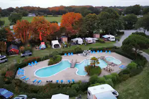 Camping Le Balcon de la Baie - Luftaufnahme des Campingplatzes mit Freibad