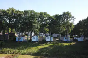 Camping du Balcon de la Baie - Ferienwohnungen im Schatten der Bäume