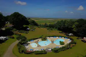 Camping du Balcon de la Baie - Luftaufnahme auf den Campingplatz mit Swimmingpool und Wohnwagen