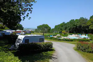 Camping du Balcon de la Baie Camping Le Balcon de la Baie - Stellplätze im Schatten der Bäume
