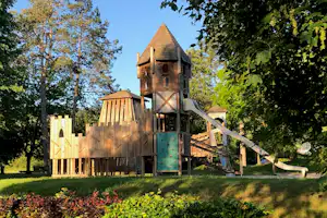 Camping du Barrage - kinderspielplatz auf dem Campingplatz