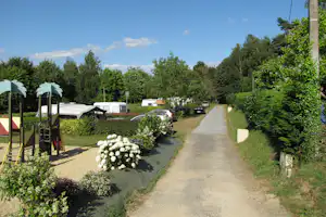 Dei Stellplätze auf dem Camping Le Bas de La Landes hinter dem Kinderspielplatz