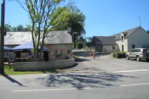 Der Haupteingang mit Restaurant auf dem Camping Du Bas de La Landes